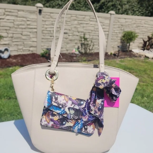 NWT BETSEY JOHNSON BEIGE LARGE TOTE - Picture 8 of 8